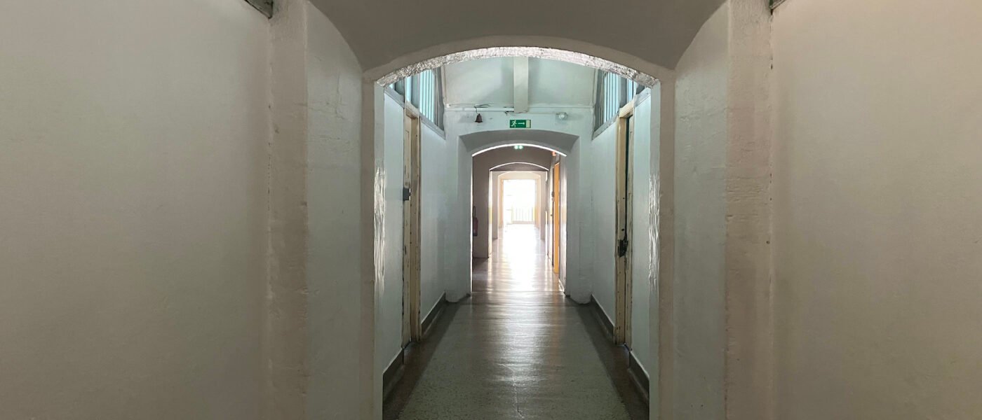 Le dessous de l’image du couloir du 2e étage : analyse et décryptage